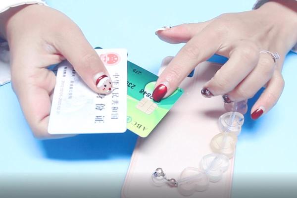 身份证过期银行卡还能用吗